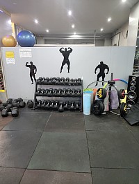 نمای از وزنه های سالن بدنسازی ویژن